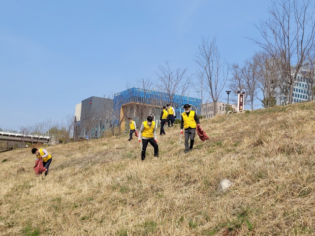 22일 한국남동발전 임직원들이 2022 세계 물의 날을 맞아 경남 진주시 충무공동 본사 인근 영천강 일대에서 환경정화활동을 펼치고 있다. 남동발전 제공