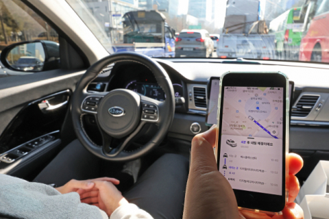 자율주행자동차 시범운행지구인 서울 마포구 상암동에서 전용 스마트폰 앱 '탭(TAP!)'을 통해 호출한 자율주행차가 운행되고 있다. 연합뉴스