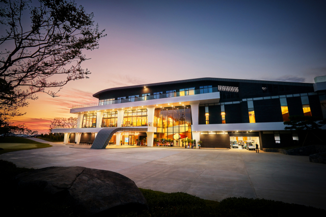 ‘골프 8학군’ 부산 동부산 일대의 기장군 일광면에 자리 잡은 스톤게이트 컨트리클럽은 ‘기장 1경’ 달음산을 조망할 수 있는 아름다운 자연 경관을 배경으로 한 영남권 최고 수준의 명품 코스로 조성됐다. 스톤게이트 컨트리클럽 전경(위)과 클럽하우스. 스톤게이트CC 제공