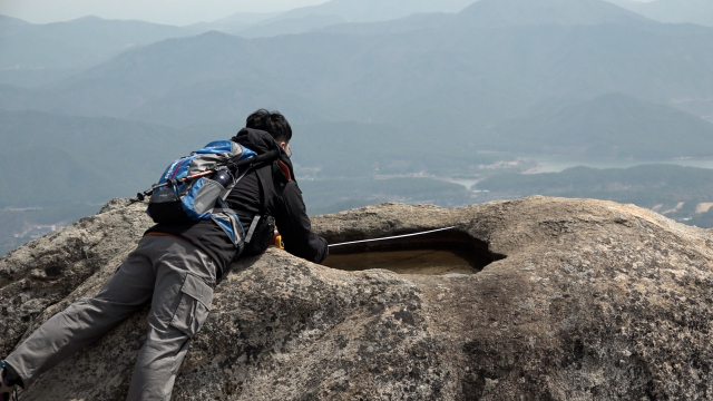 직접 줄자를 들이대 크기를 재봤다. 세로 약 120cm, 가로는 140cm 정도다.