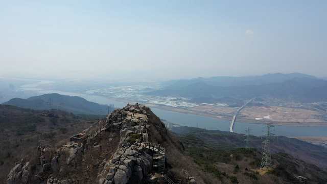 평일임에도 불구하고 금정산 고당봉에는 사람들이 많았다.