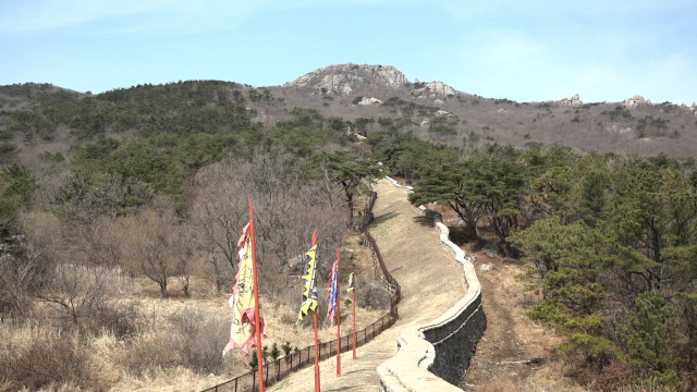 북문에서 고당봉 아래까지, 금정산성 성곽이 능선을 따라 복원되어 있다.