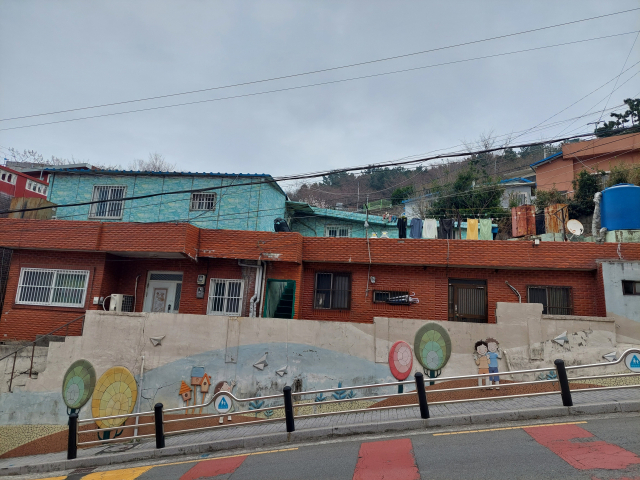 부산 서구청이 추진하는 천마산 모노레일 사업의 하부정거장과 공영주차장 부지로 지정돼 철거 대상이 된 비석마을 일대 주택. 나웅기 기자 woonggy@