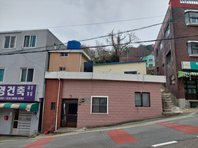 부산 서구청이 추진하는 천마산 모노레일 사업의 하부정거장과 공영주차장 부지로 지정돼 철거 대상이 된 비석마을 일대 주택. 나웅기 기자 woonggy@