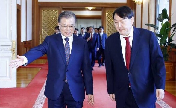 문재인 대통령과 윤석열 당선인이 우여곡절 끝에 28일 저녁에 회동을 갖는다. 20대 대선이 치러진 지 19일 만이다. 사진은 2019년 7월 신임 검찰총장 임명장 수여식 뒤 환담장으로 이동하는 모습. 연합뉴스