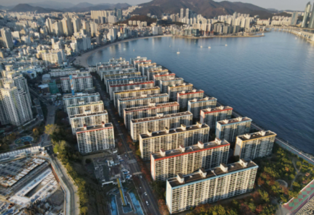 지난 한 해 동안 거둔 주택 취득세가 10조 원대를 넘어선 것으로 나타났다. 부산 수영구 남천 삼익아파트 전경. 부산일보DB