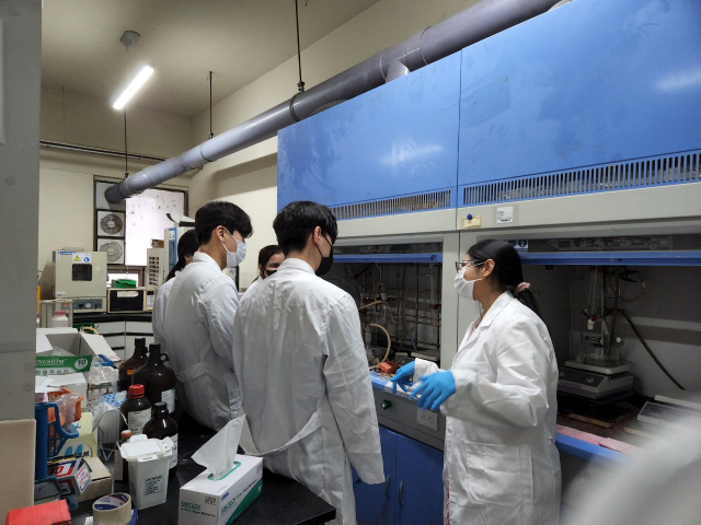 학과 실습실에서 장비를 살펴보고 있는 인제대 방사선화학과 학생들. 인제대 제공