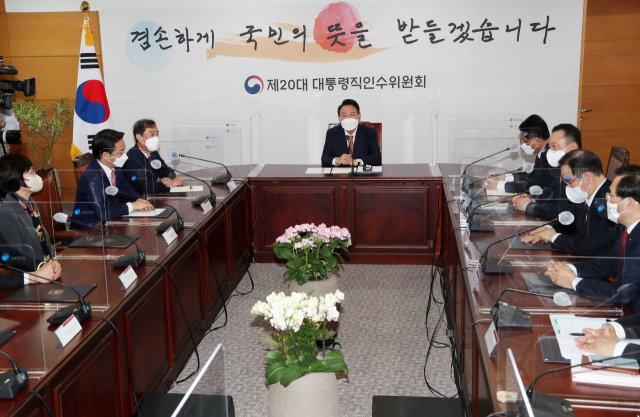 윤석열 대통령 당선인이 24일 서울 종로 통의동 인수위에서 열린 지역균형발전특별위원회 임명장 수여식을 마친 뒤 인사말을 하고 있다. 연합뉴스