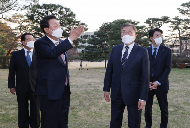 문재인 대통령과 윤석열 대통령 당선인이 28일 오후 만찬 회동을 위해 청와대 상춘재로 향하며 대화하고 있다. 연합뉴스