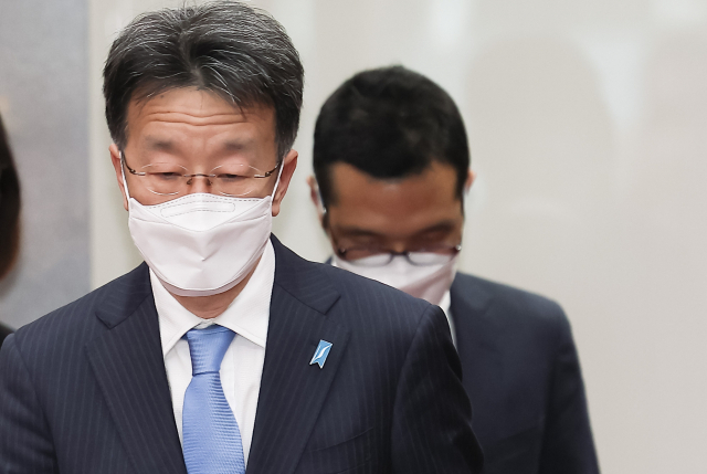 29일 일본이 역사를 왜곡한 고등학교 교과서를 검정 통과시킨 것과 관련해 초치된 구마가이 나오키 주한 일본대사관 총괄공사가 정부서울청사 외교부 건물을 나서고 있다. 연합뉴스