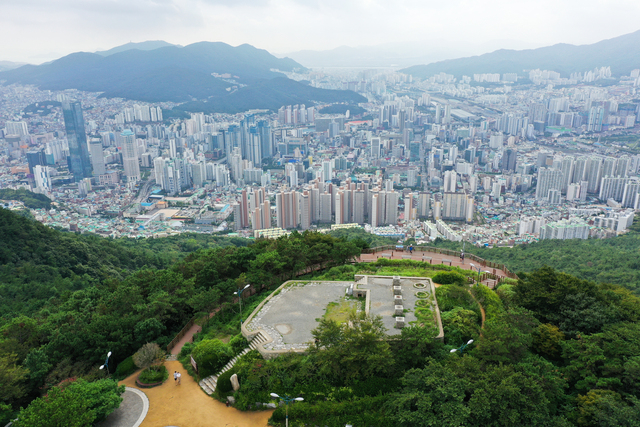 황령산에서 바라본 부산 시내 전경. 부산일보DB