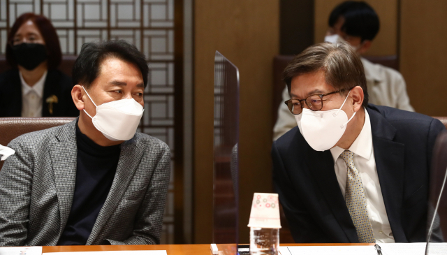 올 3월 30일 국회에서 열린 부산세계박람회 유치협력위원회 위촉식 및 1차회의에서 당시 이광재 위원장(왼쪽)과 박형준 부산시장이 대화하고 있다. 김종호 기자 kimjh@