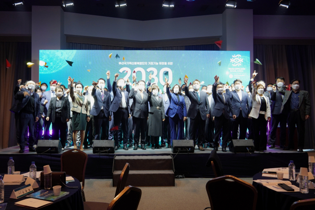 29일 오후 부산 동구 아스티호텔에서 ‘2030 부산세계박람회 미래산업기술포럼’이 출범했다. 기업인들이 2030 세계박람회 부산 유치를 기원하며 종이 비행기를 날렸다. 부산테크노파크 제공