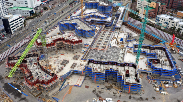 원자잿값 상승으로 하도급 대금 갈등이 심화하고 있다. 부산 한 아파트 건설현장. 부산일보DB