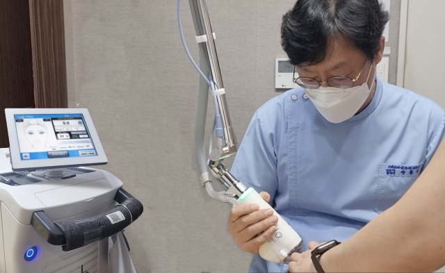 헤일로 레이저는 두개의 파장을 한꺼번에 쏴 다양한 피부 질환을 동시에 개선해준다. 고운세상김양제피부과 장봉석 원장이 헤일로 레이저로 치료하고 있다. 고운세상김양제피부과 제공