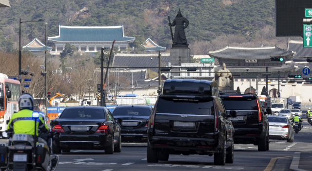 지난 28일 윤석열 당선인이 서울 종로구 통의동 집무실로 출근하고 있다. 연합뉴스