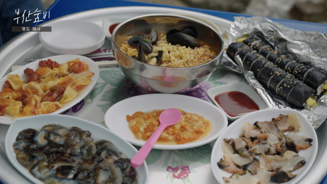 영도해녀촌에서 파는 성게알, 해삼, 멍게, 소라 등 해산물. 정윤혁 PD jyh6973@busan.com