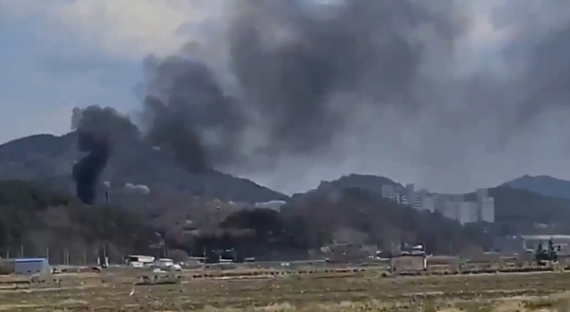 1일 오후 1시 36분께 경남 사천시 정동면 고읍리 한 들판 인근에 공군 훈련용 전투기 KT-1 두 대가 충돌해 추락했다. 사진은 전투기 추락 현장. 연합뉴스