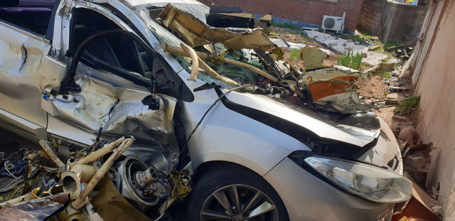 추락한 훈련기 파편이 민가에 주차된 차량을 덮쳐 차량이 크게 파손됐다. 이선규 기자