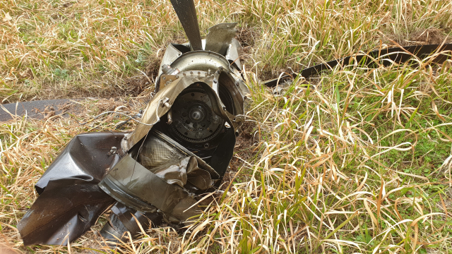훈련기 파편들이 야산 곳곳에 떨어져 있다. 이선규 기자