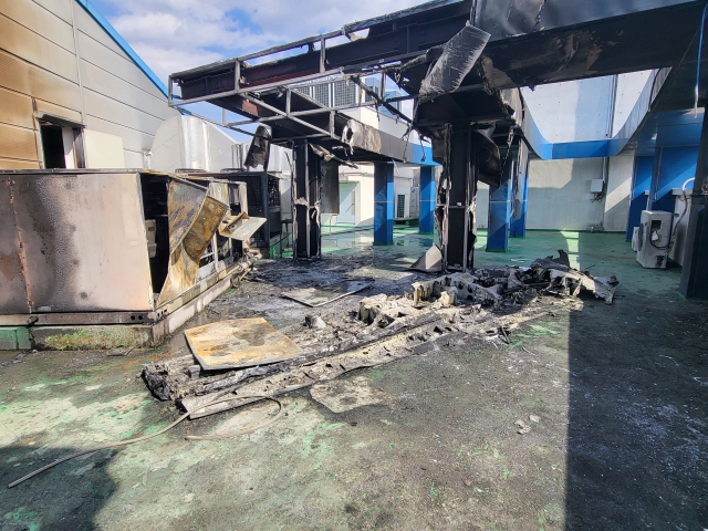 훈련기 파편이 교회 5층 옥상에 설치된 에어컨 실외기를 덮치면서 화재가 발생했다. 실외기는 화재로 소실됐다. 이선규 기자