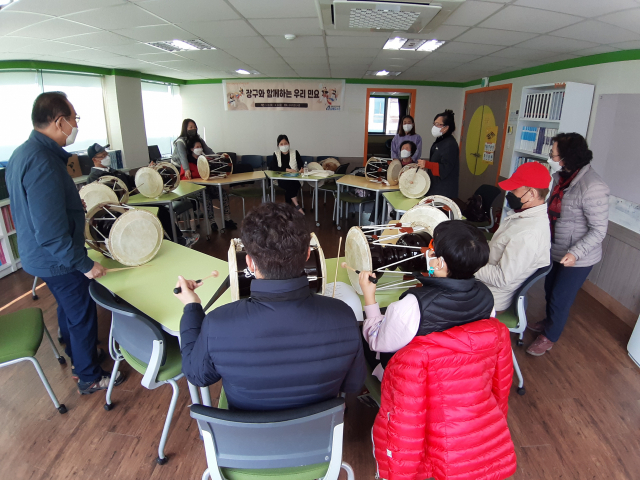 김해시는 동상동 소재 소리작은도서관에서 이달부터 올 연말까지 매월 마지막주에 ‘시각장애인을 위한 문화가 있는 날’을 운영한다. 사진은 소리작은도서관에서 운영중인 ‘장구와 함께하는 우리민요’ 프로그램 진행모습. 김해시 제공