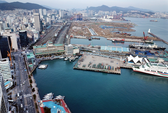 사진은 부산항 북항재개발 1-2단계 공사가 진행될 부산세관과 1부두 일대 전경. 정종회 기자 jjh@