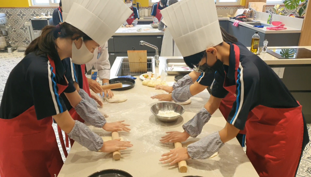 지난해 요리체험 프로그램에서 피자를 만들고 있는 학생들. 알로이시오기지1968 제공