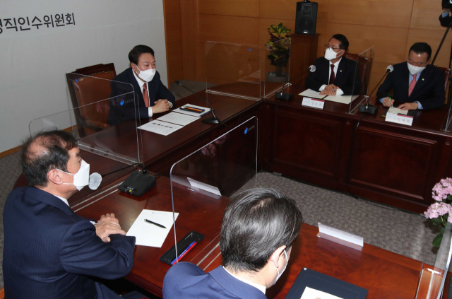 윤석열 대통령 당선인이 지난달 24일 서울 종로 통의동 인수위에서 열린 지역균형발전특별위원장 및 위원 임명장 수여식을 마친 뒤 인사말을 하고 있다. 연합뉴스