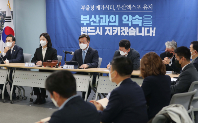 더불어민주당 비상대책위원회가 4일 오전 부산 연제구 민주당 부산시당에서 비대위 회의를 열고 있다. 이날 비대위는 부산 최대 현안으로 떠오른 KDB산업은행 부산 이전에 대해 별다른 논의를 하지 않았다. 이재찬 기자 chan@