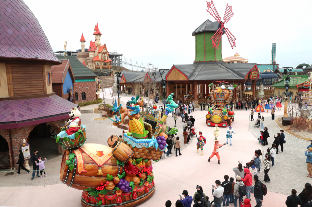 부산 기장군 오시리아 관광단지 테마파크존에 조성된 ‘롯데월드 어드벤처 부산’이 규모와 시설면에서 기대에 못 미친다는 평가가 나온다. 지난달 17일 개장을 앞두고 열린 사전 공개행사에서 시민들이 퍼레이드를 관람하고 있다. 정대현 기자 jhyun@