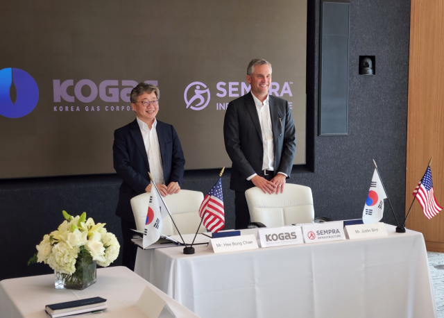 한국가스공사는 지난 1일 미(美) 텍사스 휴스턴에서 에너지 인프라 기업인 셈프라 인프라스트럭처사와 북미 에너지 인프라 협력 강화를 위한 MOU를 체결했다(왼쪽 채희봉 가스공사 사장). 가스공사 제공