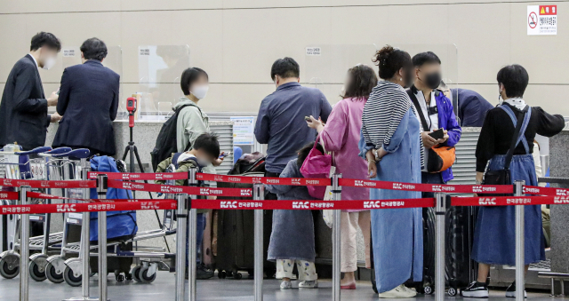 제주항공이 부산~사이판 노선을 재개한 지난달 부산 강서구 김해국제공항 국제선청사 체크인 카운터에서 탑승객들이 체크인 수속을 밟고 있다. 김종진 기자 kjj1761@