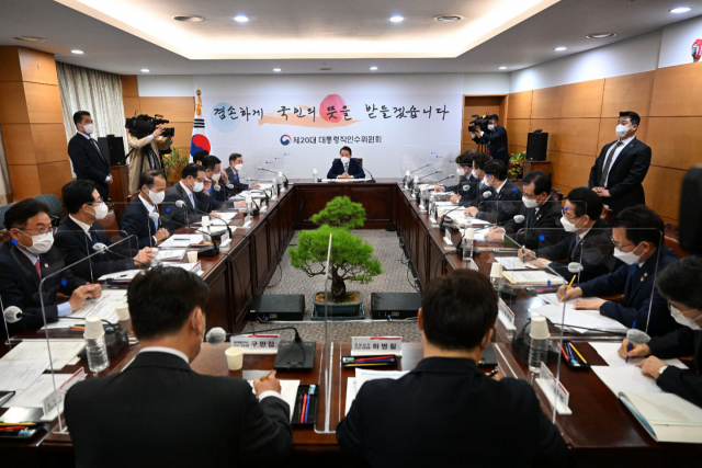 윤석열 대통령 당선인이 6일 오후 서울 종로구 통의동 대통령직인수위원회에서 열린 시·도지사 간담회에서 인사말을 하고 있다. 인수위 사진기자단