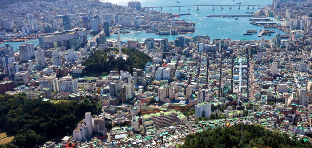 부산 중구 용두산공원과 국제시장, 남항 전경. 중구청은 부산시가 추진하는 건축물 제한 높이 용역을 디딤돌 삼아 중구 일대 건축물 높이 상향을 추진하고 있다. 부산일보DB