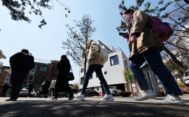 국가공무원 9급 공개경쟁채용 필기시험이 치러진 지난 2일 서울 시내 한 고등학교에서 수험생들이 시험장 밖으로 나오고 있다. 연합뉴스