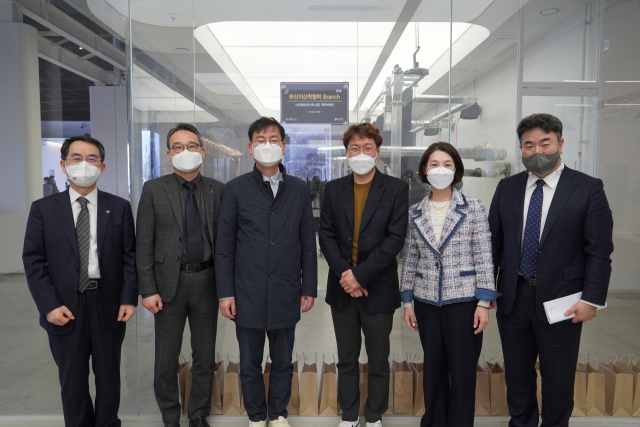 6일 부산 영도구 모모스 로스터리&커피바에서 부산지산학협력 20호 브랜치 개소식이 열렸다. 왼쪽부터 부산경제진흥원 진양현 원장, 부산디자인진흥원 강필현 원장, 부산테크노파크 김형균 원장, 모모스커피 박정수 대표, 부산문화재단 이미연 대표, 부산산업과학혁신원 서용철 원장. 부산테크노파크 제공