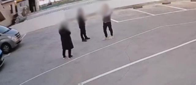 지난달 2일 부산 북구 주택가 살인사건 현장 주차장 CCTV 속 피의자와 피해자 부부. 부산경찰청 제공