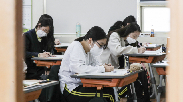 코로나 사태 이후 3년 만에 동시 전국연합학력평가가 치러진 지난달 24일 부산의 한 고교에서 고3 학생들이 진지한 표정으로 시험 문제를 풀고 있다. 부산일보DB