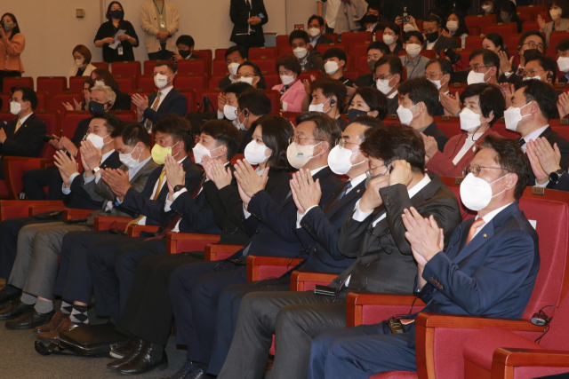 여야 의원들이 11일 오후 서울 영등포구 국회도사관 대강당에서 열린 볼로디미르 젤렌스키 우크라이나 대통령 화상 연설에 앞서 박수치고 있다. 연합뉴스