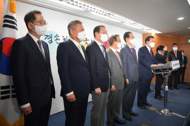 윤석열 대통령 당선인이 13일 서울 대통령직인수위원회 사무실에서 2차 내각 인선 발표를 하고 있다. 인수위사진기자단