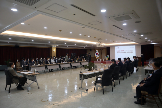 부산도시공사는 14일 오후 대강당에서 미래 비전 업무 보고를 열어, ‘신 도시공간 창조’와 ‘감성적 주거복지’ 비전의 수행을 위한 계획을 밝혔다. 부산도시공사 제공