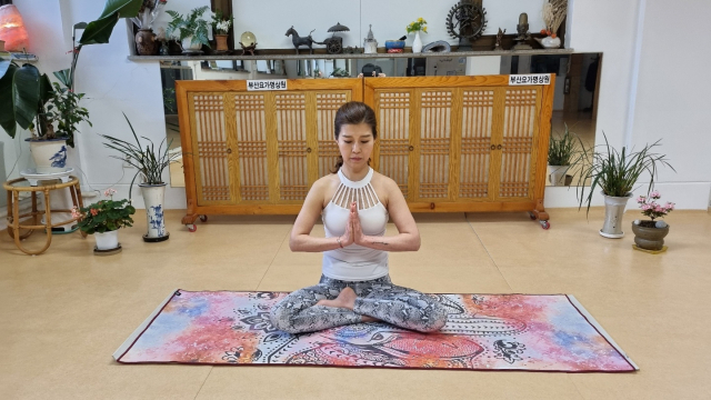 ‘아트만잘리 무드라’에서 두 손을 가슴에 모으는 것은 내면을 한곳에 집중하고, 조화와 균형·평온·침묵·평화를 이루는 데 도움이 된다. 시연 임은주. 詩 낭송 최진태.
