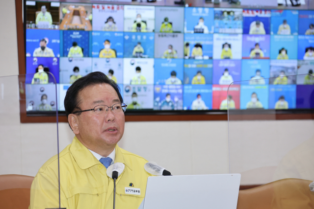 김부겸 국무총리가 15일 정부서울청사에서 열린 코로나19 대응 중앙재난안전대책본부 회의를 주재하고 있다. 연합뉴스