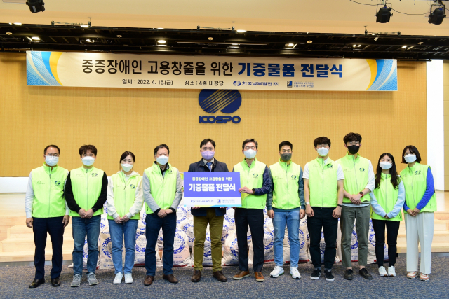 한국남부발전 이상대 기획관리본부장(왼쪽 여섯 번째)이 굿윌스토어 부산점 김성태 대표(왼쪽 다섯 번째)와 물품 기증 전달식을 마치고 관계자들과 기념촬영을 하고 있다. 남부발전 제공