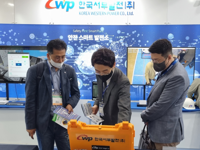 지난 14일 대구서 열린 전기산업엑스포에서 관람객들이 서부발전의 ‘밀폐공간 안전모니터링 키트’를 살펴보고 있는 모습. 서부발전 제공