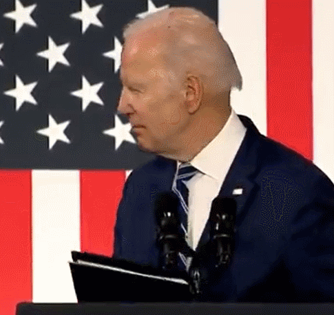 허공에 대고 손을 내민 뒤 뒤를 돌아보고 있는 조 바이든 미국 대통령의 모습. 트위터 캡처