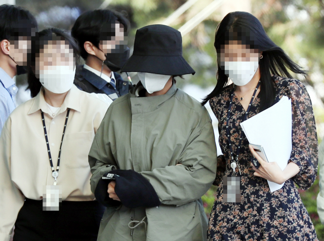 '계곡 살인' 사건의 피의자 이은해(31)씨가 16일 오후 인천시 미추홀구 인천지방검찰청으로 압송되고 있다. 연합뉴스