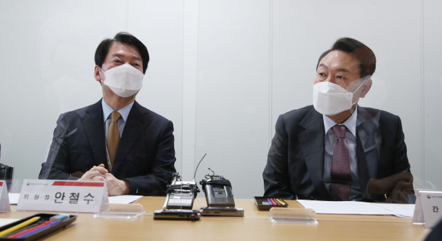 윤석열 대통령 당선인이 15일 오전 서울 종로구 통인동 대통령직인수위원회에서 안철수 대통령직 인수위원장이 주재하는 간사단 회의에 참석, 발언을 하고 있다. 연합뉴스