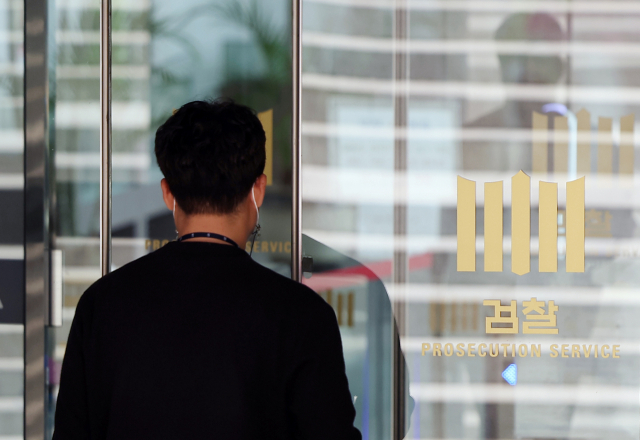 김오수 검찰총장이 더불어민주당의 '검수완박'(검찰 수사권 완전 박탈) 법안 발의에 반발하며 사의를 표명한 17일 오전 서울 서초구 대검찰청 청사로 관계자가 들어가고 있다. 김 총장은 입장문을 통해 '검수완박' 법안 입법 절차를 둘러싼 갈등과 분란에 대해 국민과 검찰 구성원에게 죄송하다며 이러한 갈등과 분란 발생에 대한 책임을 지고 법무부 장관에게 사직서를 제출했다고 밝혔다. 연합뉴스